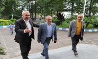 به مناسبت هفته بزرگداشت مقام معلم دکتر محمد حسین واثق کارگرنیا رئیس شورای اسلامی شهر رشت با همراهی دکتر رحیم شوقی شهردار رشت  با حضور در دبیرستان شهید بهشتی از مجموعه آموزشی آن مدرسه ماندگار رشت تقدیر به عمل آوردند.